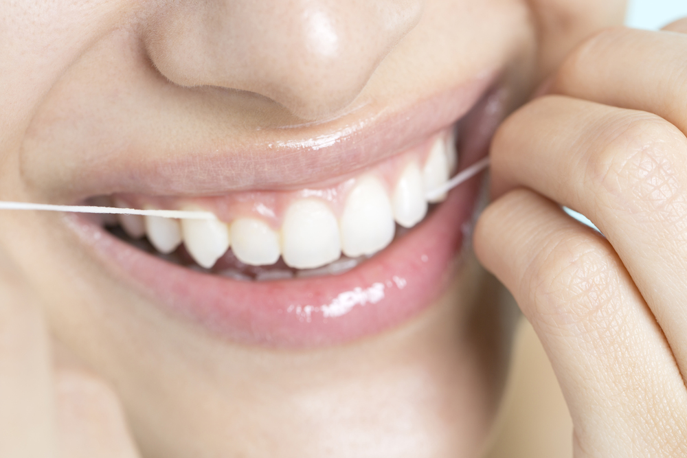 フロスや歯間ブラシを活用する